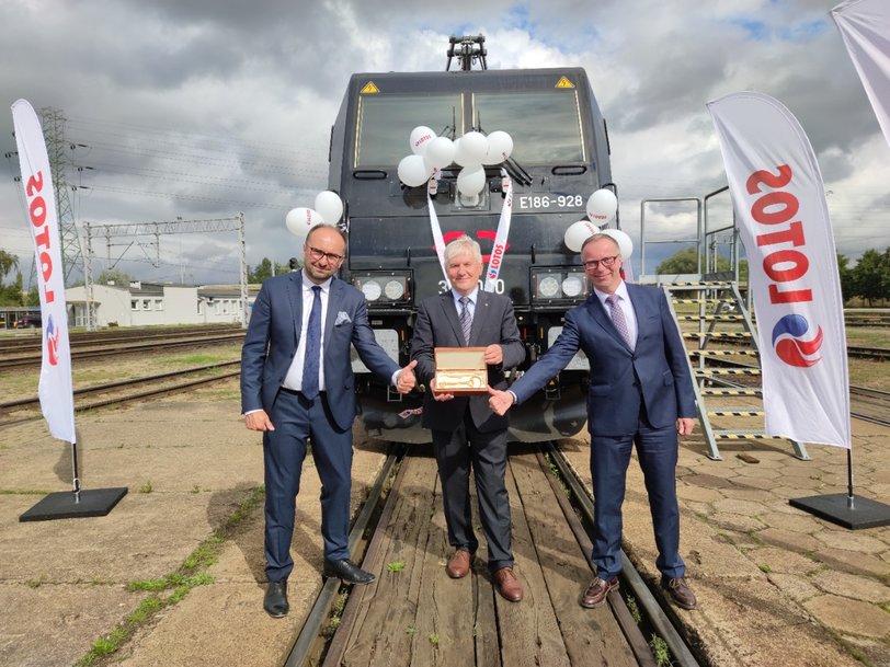 Bombardier delivers the first TRAXX locomotive to CARGOUNIT